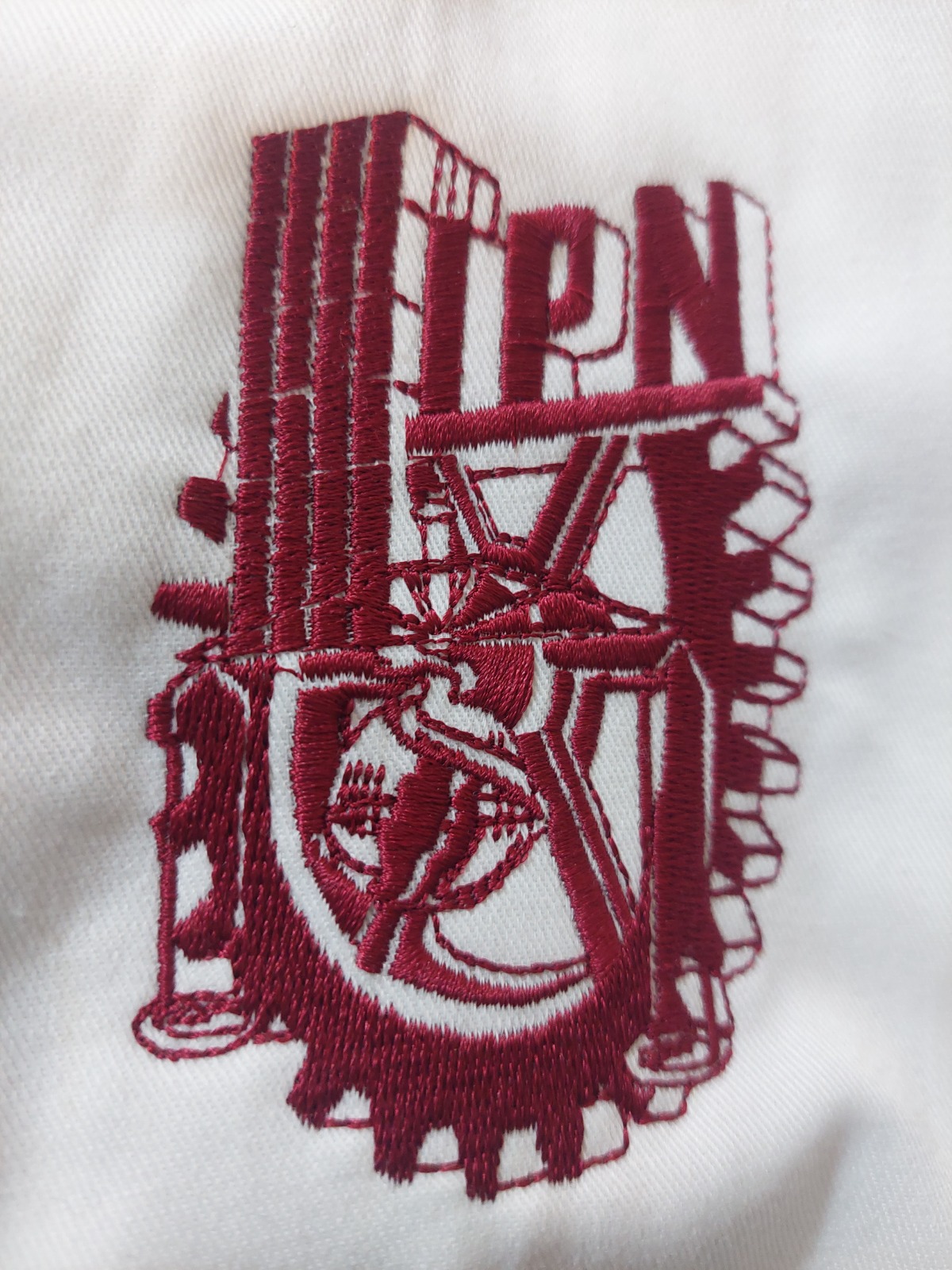 Bordado de logotipo IPN