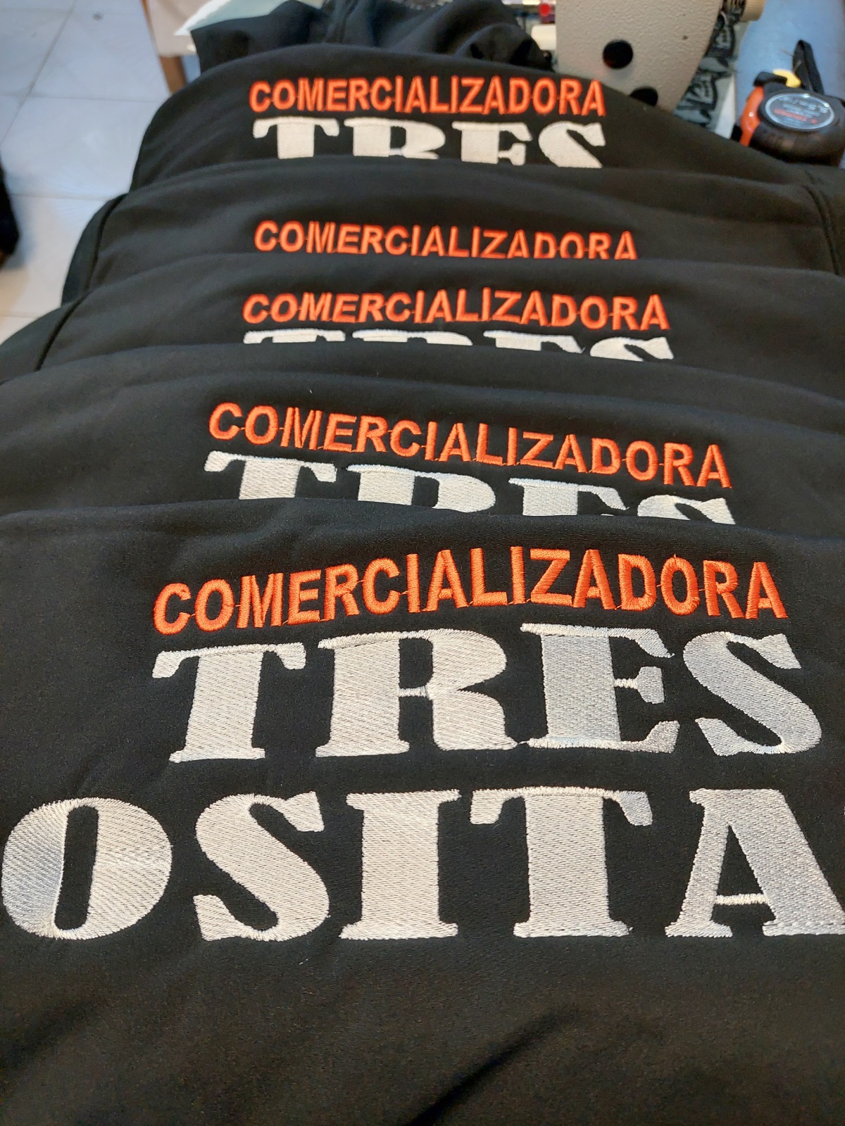 Bordado de logotipo comercial sobre prenda