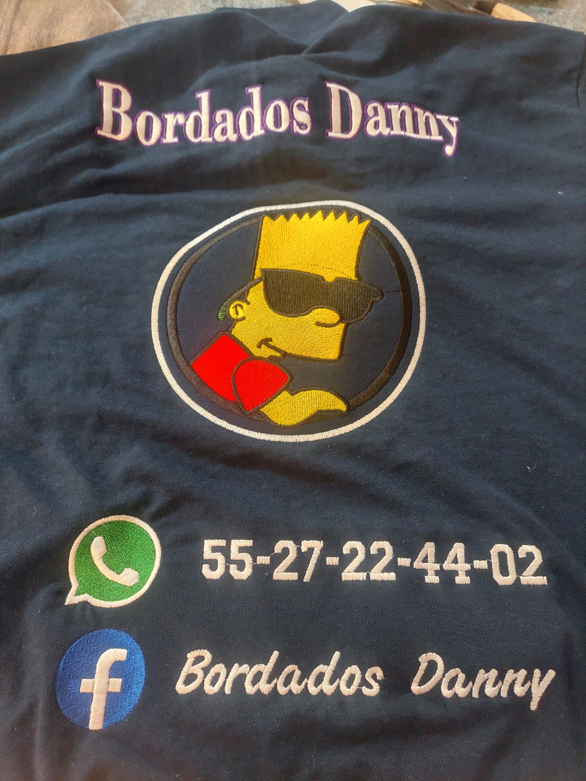 Sudadera gris con bordado de personaje