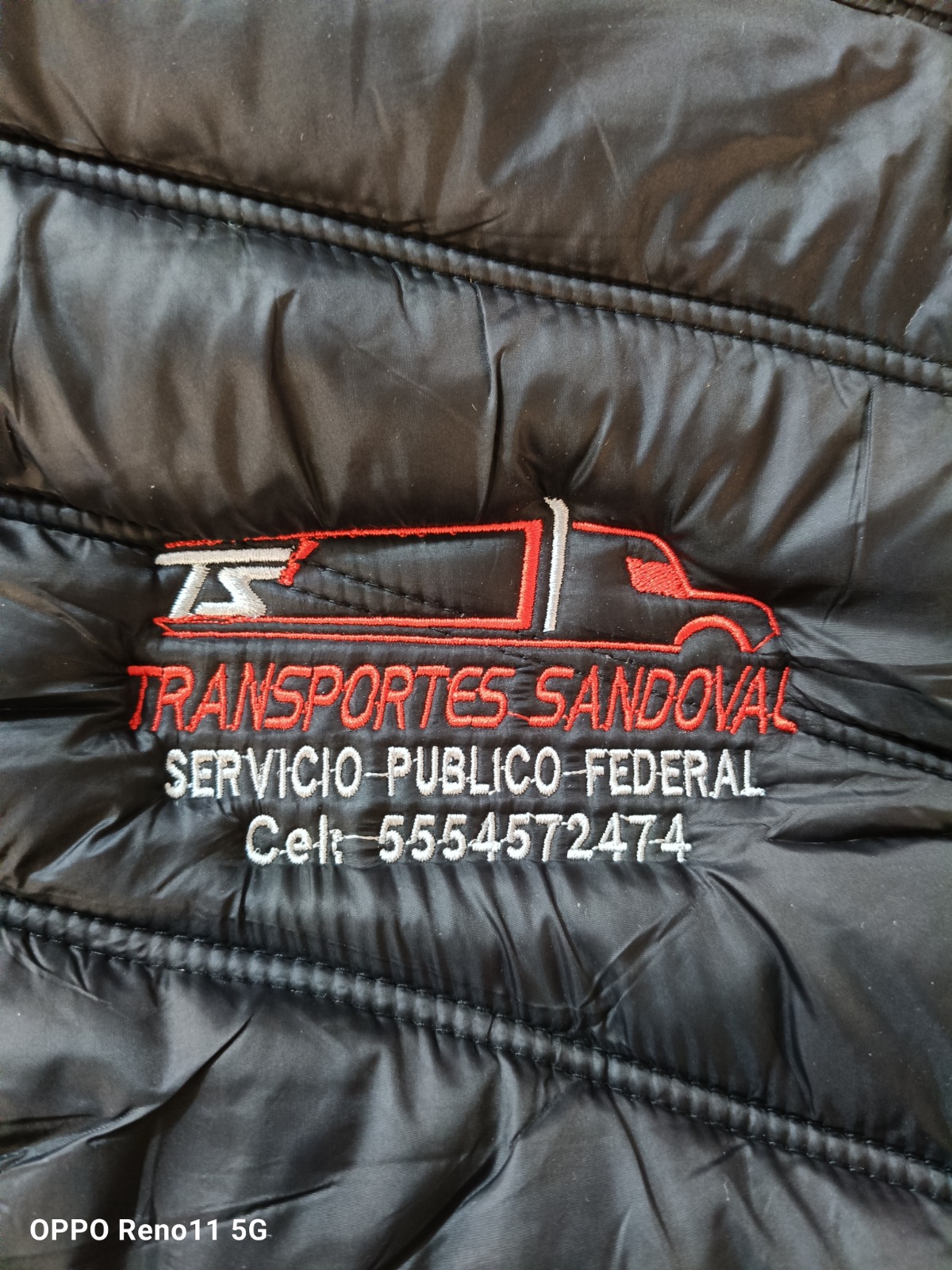 Bordado de transporte sobre prenda