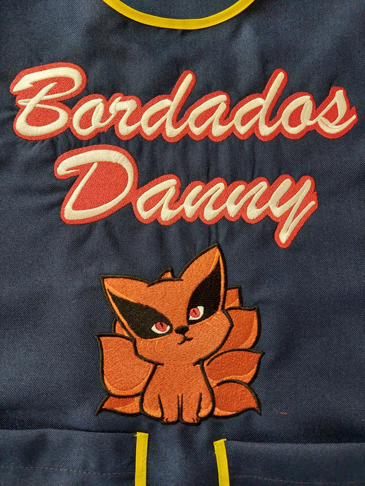 Mandil azul con texto Bordados Danny y zorro bordado