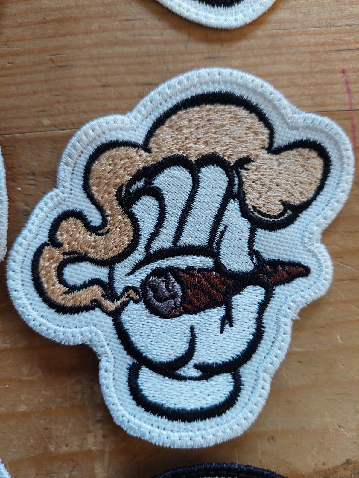 Parche bordado con diseño de mano